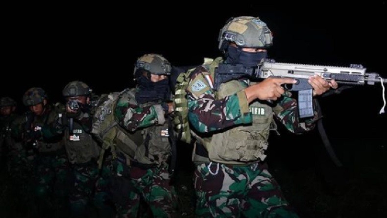 Tni Marinir Al Prajurit Yontaifib 2 Mar Pasmar 2 Korps Marinir melaksanakan terjun tempur di Desa Banyuputih, Jawa Timur, Senin (13/9/2021) dini hari. (Foto: Dok. TNI AL).