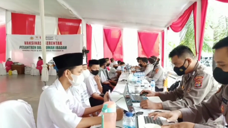 Vaksin santri Ribuan santri di Jati Agung, Lampung Selatan mengikuti vaksinasi Covid-19 (Heri Fulistiawan/MNC Portal)