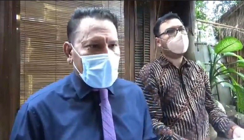Gendo laporkan2 Wayan Suardana melaporkan tiga hakim di PN Gianyar atas dugaan pelanggaran kode etik di persidangan. (Foto: iNews/Aris Wiyanto)