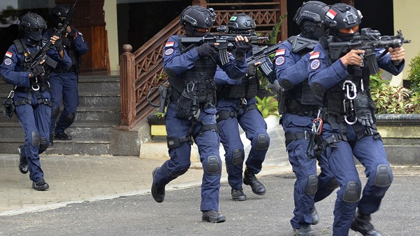 Pasukan Denjaka dan Marinir TNI AL menyerang kelompok bersenjata yang mengepung Kantor Gubernur Lampung. (Foto: Dok. TNI AL).