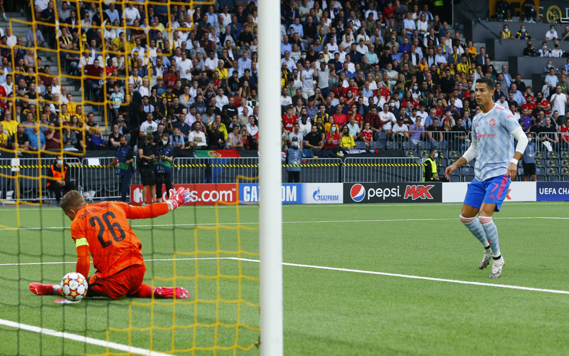 Cristiano Ronaldo bobol Young Boys Bintang Manchester United, Cristiano Ronaldo membobol gawang Young Boys yang dijaga David von Ballmoos dalam laga Liga Champions 2021/2022 di Stadion Wankdorf, Selasa (14/9/2021). (Foto: REUTERS/Denis Balibouse)