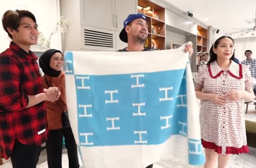 Raffi Ahmad diberi selimut Raffi Ahmad diberi selimut oleh Rizky Billar. (Foto: IG)