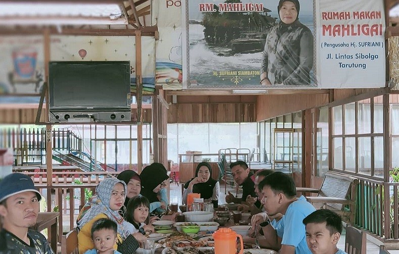 Tempat Makan di Adiankoting Sumatera Utara, Rumah Makan Mahligai Tarutung (Foto: Instagram adenksadli)