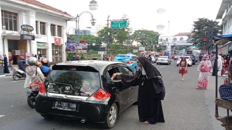 JALAN ASIA AFRIKA Wisata di Jalan Asia Afrika, selain berfoto di gedung-gedung bersejarah, pengunjung juga bisa foto bareng hantu dan cosplay superhero. (Foto: Dokumentasi/SINDOnews)