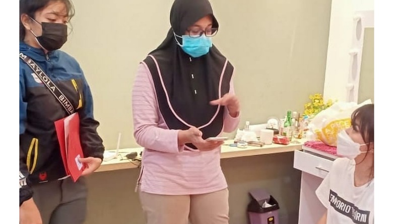 Selebgram bali vulgar Personel PPA Polresta Denpasar saat menangkap selebgram berinisial RR di apartemennya. (Foto: Instagram)