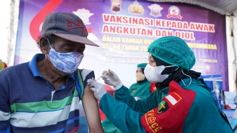 Vaksinasi massal yang digelar Ditlantas Polda Jate Vaksinasi massal yang digelar Ditlantas Polda Jateng untuk driver ojol dan sopir angkot (Humas Polda Jateng)