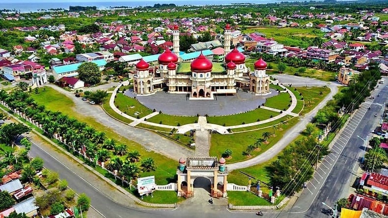 Tempat wisata di Aceh Barat, Masjid Agung Meulaboh (Foto: Instagram).
