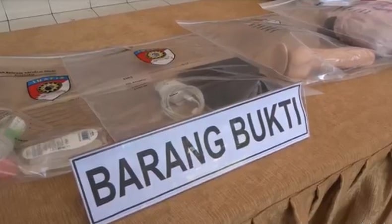 Barang bukti kasus live streaming bugil dan masturbasi di media sosial. (Foto: iNews/Aris Wiyanto)