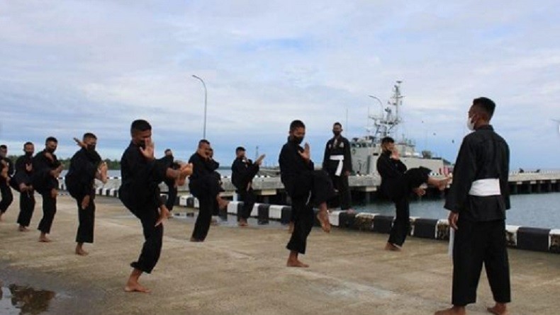 Silat Marinir 2 Tni Al Prajurit Laba-Laba Hitam Resimen Artileri 3 Marinir Pasmar 3 menyelenggarakan latihan Pencak Silat Persaudaraan Setia Hati Terate (PSHT) di Kesatrian Abraham Octavianus Atururi Katapop, Distrik Salawati, Kabupaten Sorong, Papua Barat, Minggu (19/9/2021). (Foto: Dok. Marinir TNI AL).