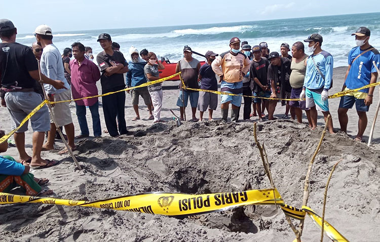 mayat tertimbun pasir warga melihat lokasi penemuan mayat tertimbun pasir di Pantai Parangkusumo, Bantul. (Foto: istimewa)