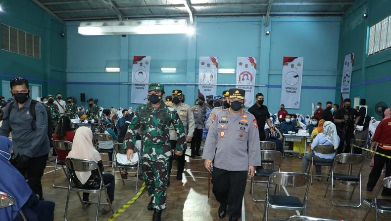 Panglima TNI Marsekal TNI Hadi Tjahjanto cek Panglima TNI Marsekal TNI Hadi Tjahjanto meninjau langsung serbuan vaksinasi dan Bhakti Sosial Nusantara Akabri ‘98 Nawahasta (Foto: Istimewa)