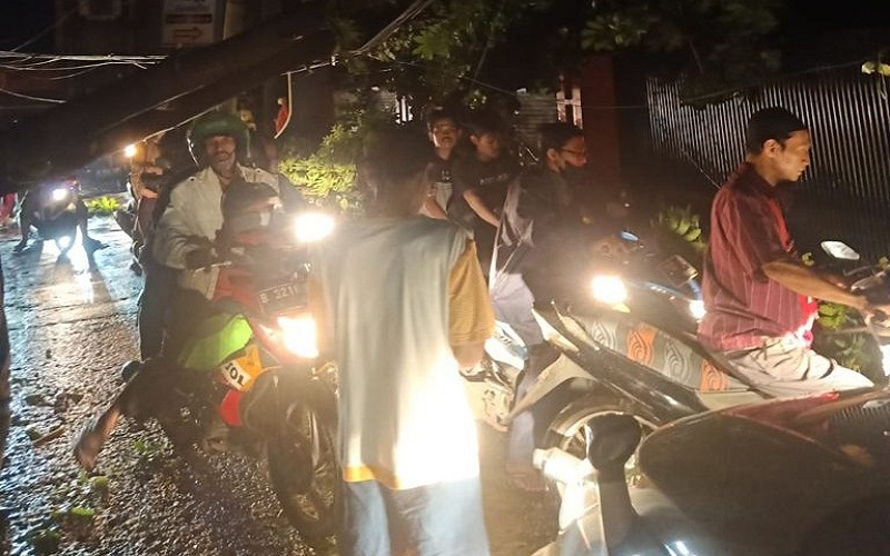PUTING BELIUNG DEPOK Angin puting beliung merobohkan pohon besar di Kota Depok. Akibatnya, kabel jaringan listrik di kawan itu putus. (Foto: Istimewa)