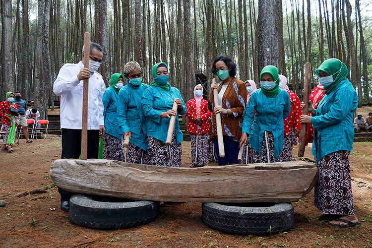 Bupati Bantul Abdul Halim Muslim memainkan Gejog Lesung di hutan pinus Mangunan beberapa waktu lalu.  (Foto: Dok. Pemkab Bantul)