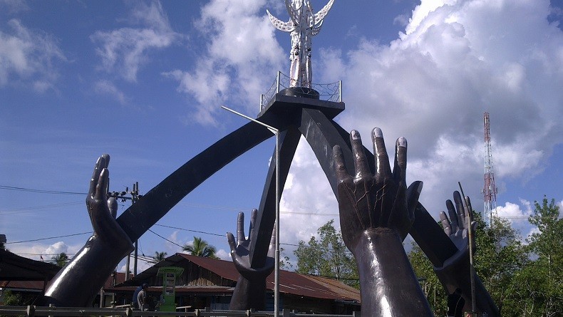 Tugu Tangan Asmat Papua Tugu Tangan, salah satu dari 10 Tempat Wisata di Asmat Papua (Foto: asmatkab.go.id)