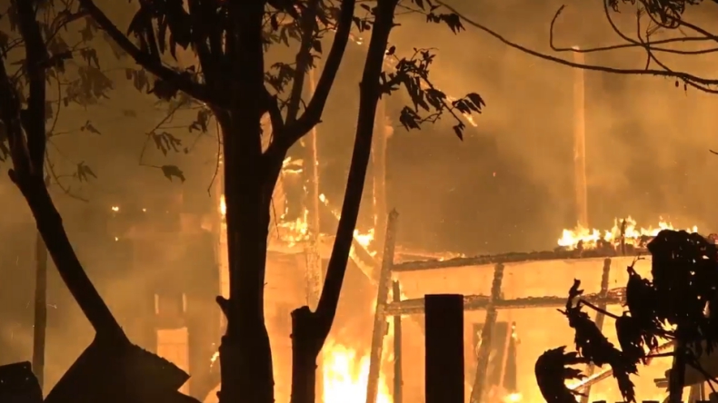 Rumah di Padang mengalami kebakaran.  Satu warga tewas terpanggang di dalam rumah (Budi Sunandar/MNC Portal)