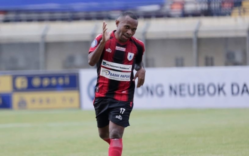 Penyerang Persipura Jayapura, Yohanes Pahabol Penyerang Persipura Jayapura, Yohanes Pahabol merayakan gol ke gawang Persiraja Banda Aceh dalam laga Liga 1 2021/2022 di Stadion Pakansari, Kabupaten Bogor, Jumat (24/9/2021). (Foto: Twitter/@persipura63)