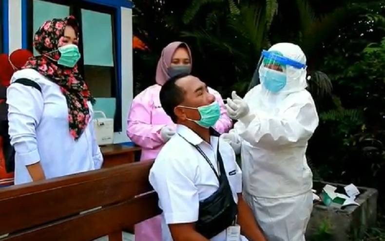 Tes Swab Pengendara Pontianak Pengendara tak memakai masker menjalani tes swab PCR. (Foto: iNews/Uun Yuniar)