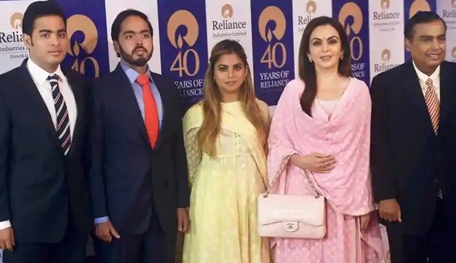 Mukesh Ambani Dan Keluarga Mukesh Ambani bersama istri dan ketiga anaknya.