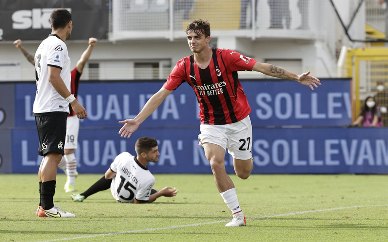 Gelandang serang AC Milan, Daniel Maldini Gelandang muda AC Milan, Daniel Maldini merayakan golnya ke gawang Spezia dalam laga Liga Italia 2021/2022 di Stadion Alberto-Picco, Sabtu (25/9/2021). (Foto: REUTERS/Ciro De Luca)