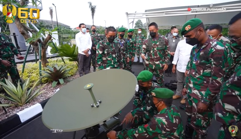 Jaringan komunikasi VSAT Manpack TNI AD Kepala Staf TNI AD Jenderal Andika Perkasa melihat jaringan komunikasi VSAT (Very Small Aperture Terminal) Manpack di Batalyon Pushubad. (Foto: TNI AD)