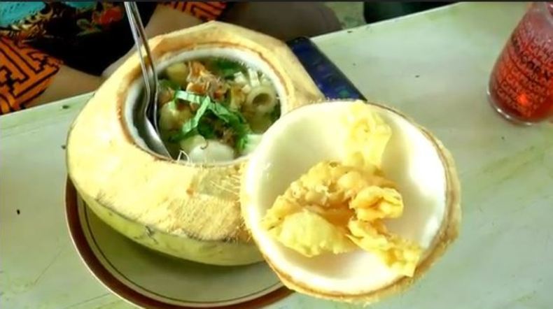   Sensasi Nikmat Bakso dan Mi Ayam Dicampur Kelapa Muda