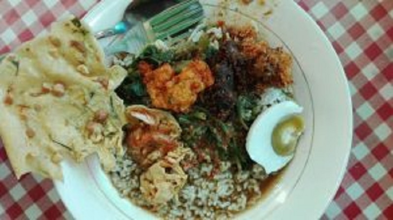 pecel rawon Pecel Rawon Mbok Sumi cukup melegenda. Tempat makan ini menjadi satu di antara 7 tempat makan di Banyuwangi Jawa Timur yang banyak disuka. (Foto: tempatwisataunik).