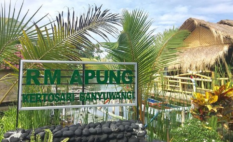 rumah makan apung Rumah Makan Apung Kertosari merupakan satu di antara 7 tempat makan di Banyuwangi yang selalu memikat wisatawan. Sebab, tempatnya nyaman menyenangkan. (Foto: tripadvisor).