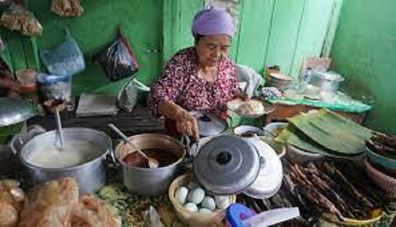 sego cawuk Sego cawuk bu Mantih merupakan 1 dari 7 tempat makan di Banyuwangi Jawa Timur yang selalu ramai pengunjung. (Foto: Travelingyukcom).