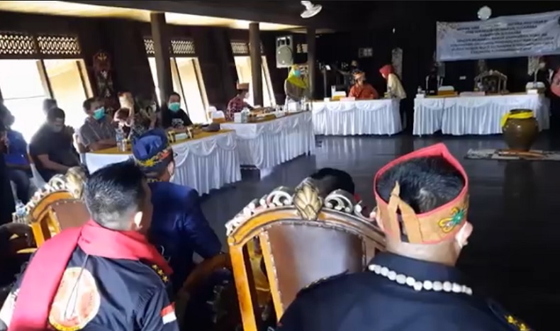 Sidang Dewan Adat Dayak (DAD) Kalimantan Tengah terkait penggusuran makam leluhur Dayak di Kotawaringin Barat. (Foto: iNews/ Sigit Dzakwan)