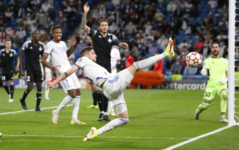 Real Madrid kalah di Bernabeu Real Madrid tak berkutik melawan tim debutan Sheriff Tiraspol di lanjutan Liga Champions 2021/2022. Los Blancos kalah 1-2 dari Sheriff di Bernabeu. (foto: REUTERS/Juan Medina)