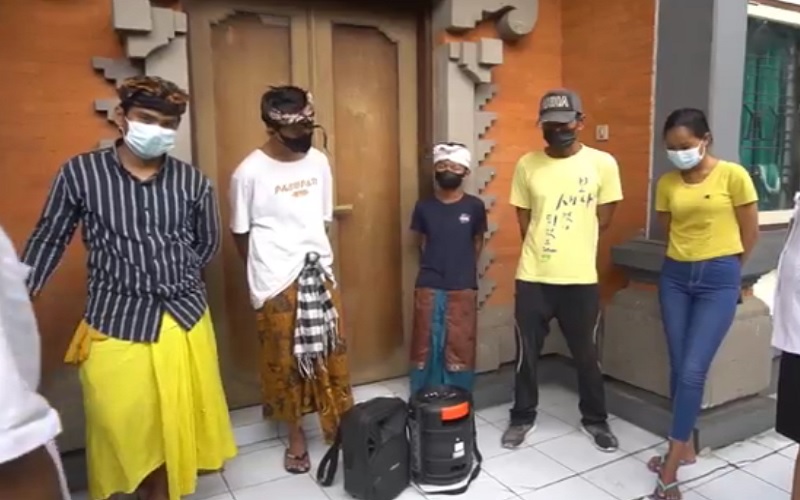 Pengamen Baju Adat Bali Pengamen memakai baju adat Bali yang diamankan beberapa waktu lalu dari persimpangan jalan di Kota Denpasar. (Foto: iNews/Aris Wiyanto)