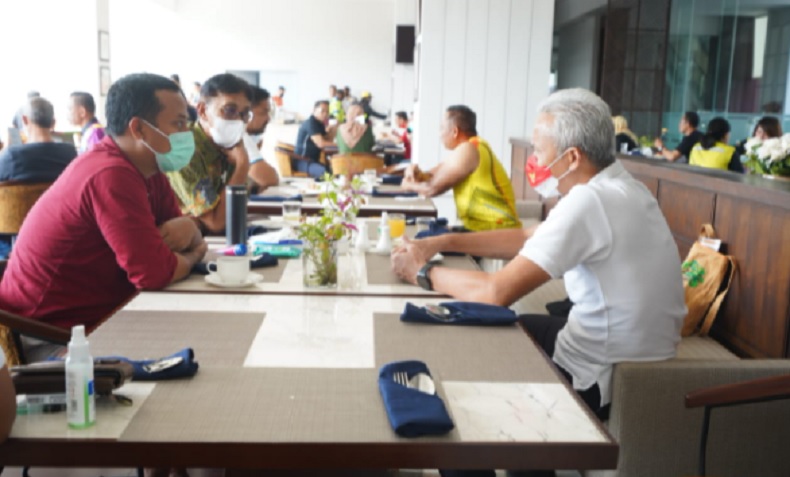 Andi Sudirman Ganjar Plt Gubernur Sulawesi Selatan Andi Sudirman bertemu dengan Gubernur Jawa Tengah Ganjar Pranowo di Hotel Suni Abepura, Papua, Sabtu (2/10/2021). (Foto: Arham Hamid)