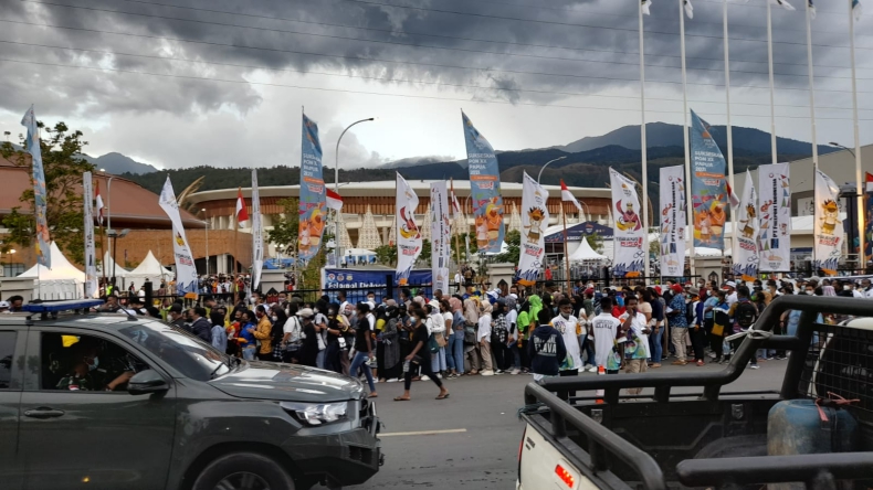 Jelan pembukaan PON XX Pada pembukaan Pekan Olahraga Nasional (PON) XX, ribuan warga memadati Stadium Utama Lukas Enembe, Papua. (Subhan Sabu/MNC Portal)