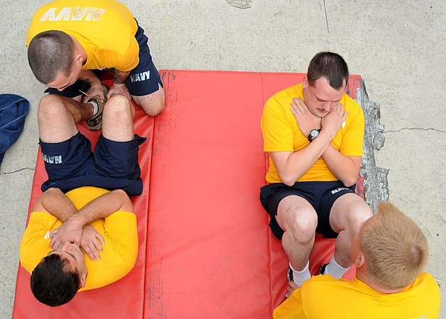 Sit up Prajurit Angkatan Laut Amerika Serikat (Navy) memeragakan sit up. (Foto: Wikimedia Commons)