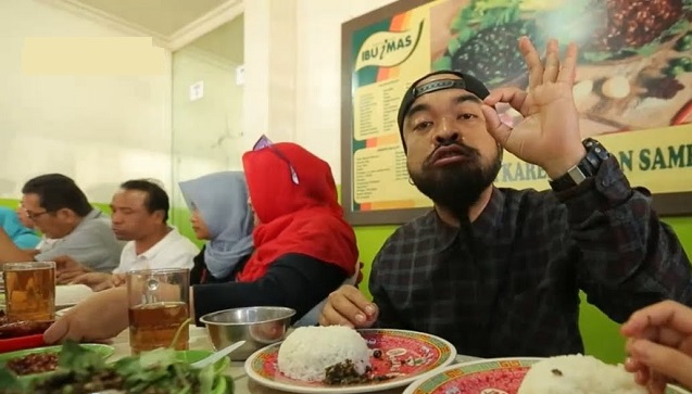 IBU IMAS BANDUNG Pepih, komedian dan presenter saat menikmati menu di Warung Nasi Ibu Imas. (Foto: ISTIMEWA)