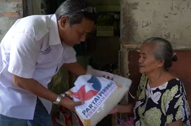 Pengurus DPC Partai Perindo Kota Baubau membagikan bantuan sembako berupa beras 5 kg kepada warga tidak mampu, Kamis (7/10/2021). (Foto: MNC Portal/Andi Ebha)