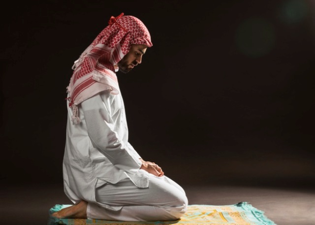 Tata Cara Shalat Duduk Bagi Orang Sakit Sesuai Sunnah