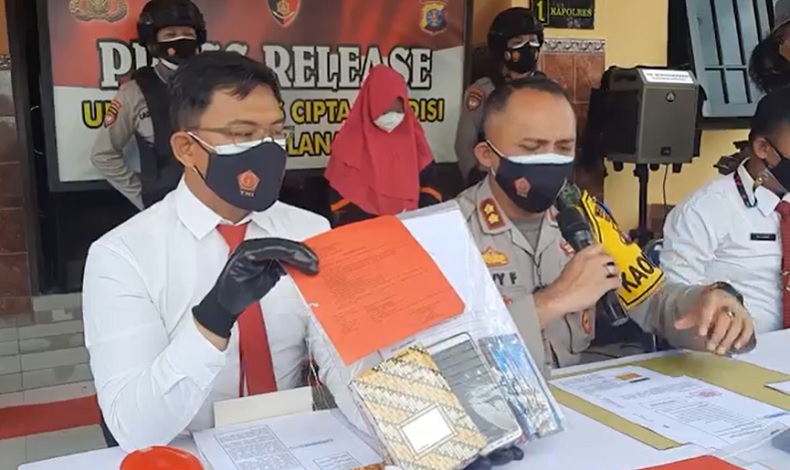 Tsk penipuan investasi Polres Kotawaringin Barat merilis kasus penipuan arisan investasi, Rabu (6/10/2021). (Foto: iNews/SIgit Dzakwan)