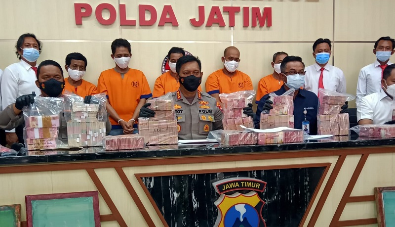 uang palsu Polisi menunjukkan barang bukti uang palsu pecahan Rp100.000 senilai Rp3,8 miliar beserta lima tersangka, Kamis (7/10/2021). (istimewa).