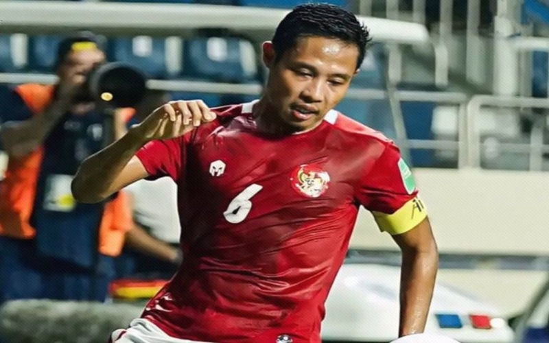 Kapten timnas Indonesia, Evan Dimas Kapten timnas Indonesia, Evan Dimas mencetak gol ketika melawan Taiwan dalam laga play-off Kualifikasi Piala Asia 2023 di Stadion Chang Arena, Kamis (7/10/2021). (Foto: Twitter/@SiaranBolaLive)