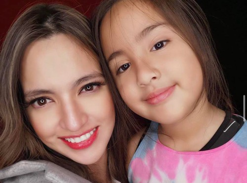 Mikhayla Zhalindra Bakrie Mikhayla Zhalindra Bakrie bersama sang ibu Nia Ramadhani. (Foto: IG)