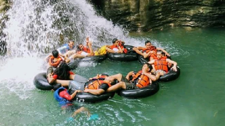 Bermain air sambil menaklukkan derasnya air sungai jadi sensasi tak terlupakan di Sentirah Body Rafting. (Foto: Istimewa/bodyraftinggreencanyon.com)