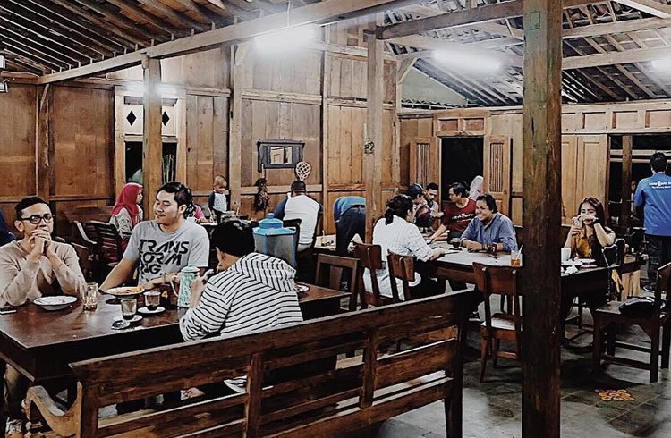 Kopi Klotok menjadi salah saatu tempat Ngopi di Sleman Yogyakarta yang cocok untuk bersantai dengan keluarga. (Foto: IG/Kopi Klotok)