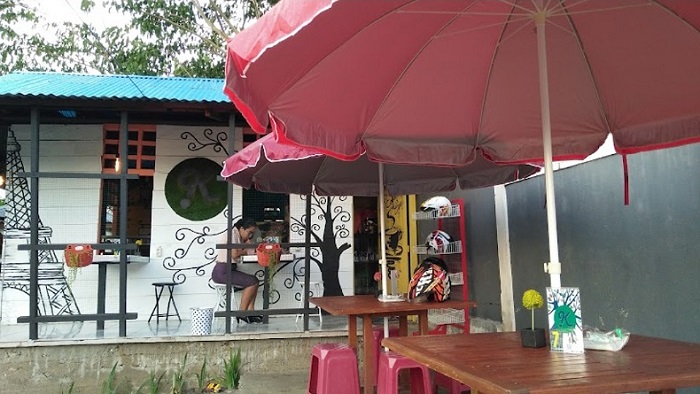 Keyner Cafe Suasana di Keyner Cafe, di Kota Dobo, Kepulauan Aru, Maluku. (Foto: Istimewa)