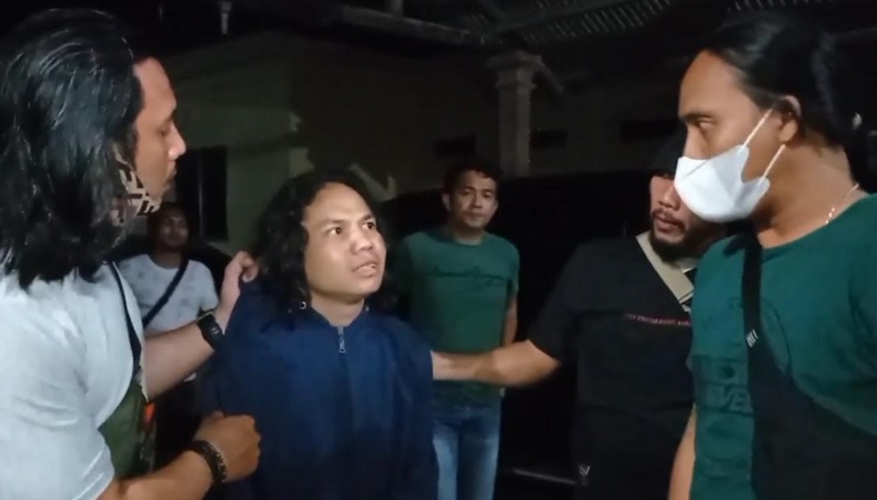 Jambret raja tega nangis 2 Abdul Latif, jambret yang dijuluki raja tega ditangkap di kandang ayam di rumah orang tuanya di Bangka Tengah. (Foto: iNews/Haryanto)