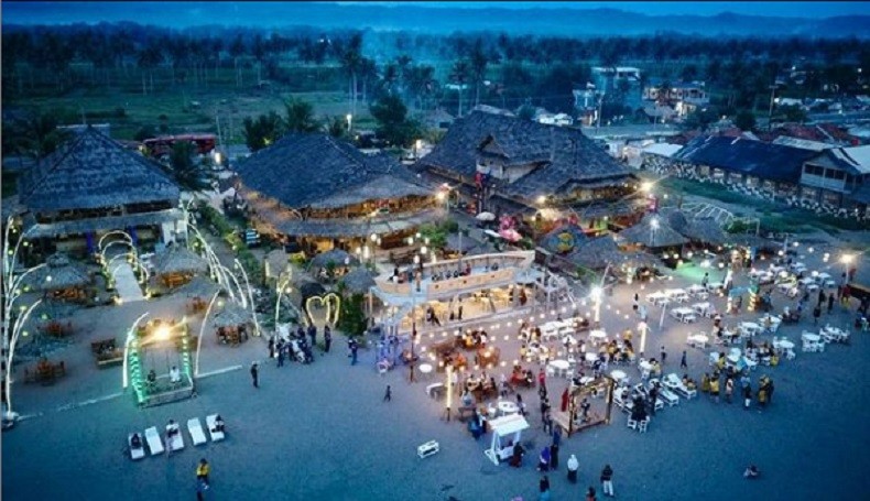 Kampung Turis Pangandaran Kampung Turis Pangandaran menjadi salah satu tempat kuliner di Pangandaran Jawa Barat dengan menawarkan nuansa seperti di Jimbaran Bali. (Foto: Instagram/@mypangandaran)