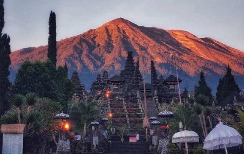 :Pura Besakih, Karangasem Bali. (Foto: Instagram @pura_agung_besakih)