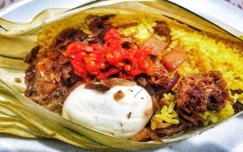 Tempat sarapan di Manado, Nasi Kuning Saroja (Foto: Instagram/bungalintan)