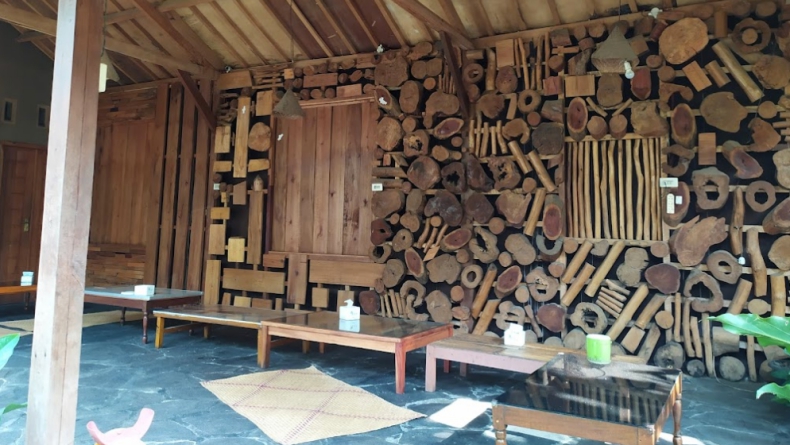 Tempat kuliner di Metro Lampung-3 Tempat kuliner di Metro Lampung, Kayu Wayu Foodcourt N Café (Dokumen Zahira Aulia)