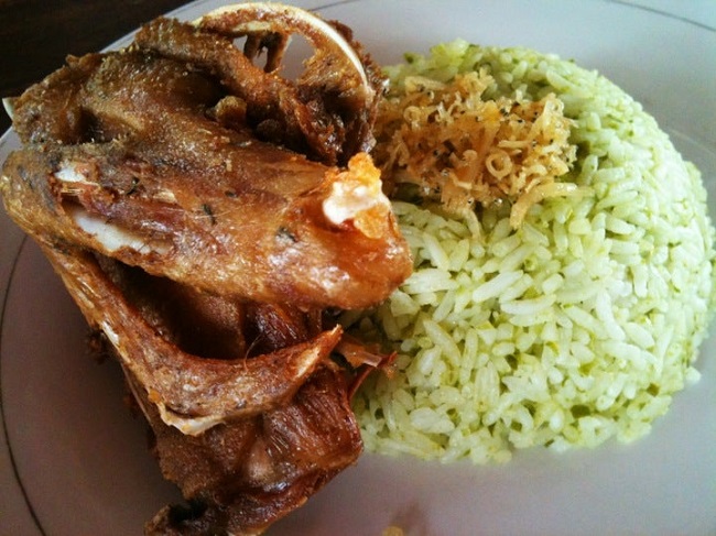 Bebek & Ayam Goreng Pak Ndut Menu bebek goreng dengan nasi hijau di Bebek & Ayam Goreng Pak Ndut, Cilegon, Banten. (Foto: Istimewa)